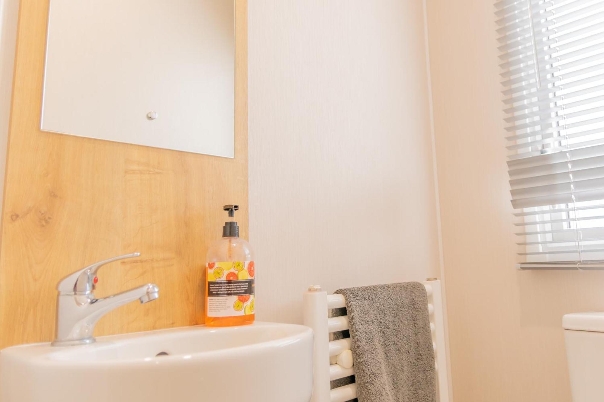 64 Lancaster The Lazy Willow 3 Bedroom Hot Tub Caravan Tattershall Lakes Luaran gambar