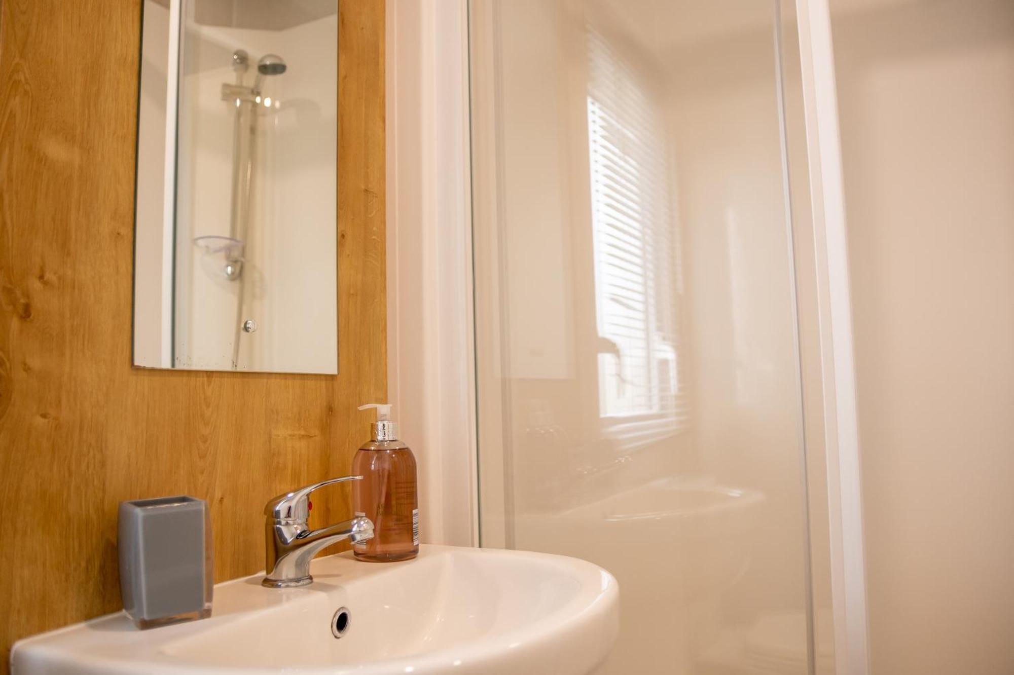 64 Lancaster The Lazy Willow 3 Bedroom Hot Tub Caravan Tattershall Lakes Luaran gambar